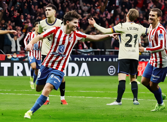 স্প্যানিশ লা লিগার শীর্ষস্থান ধরে রাখার লড়াইয়ে আজ দিবাগত রাত ১টায় অ্যাটলেটিকো মাদ্রিদের ঘরের মাঠ মেট্রোপলিটানো স্টেডিয়ামে আতিথ্য নেবে জাভি হার্নান্দেজের বার্সেলোনা