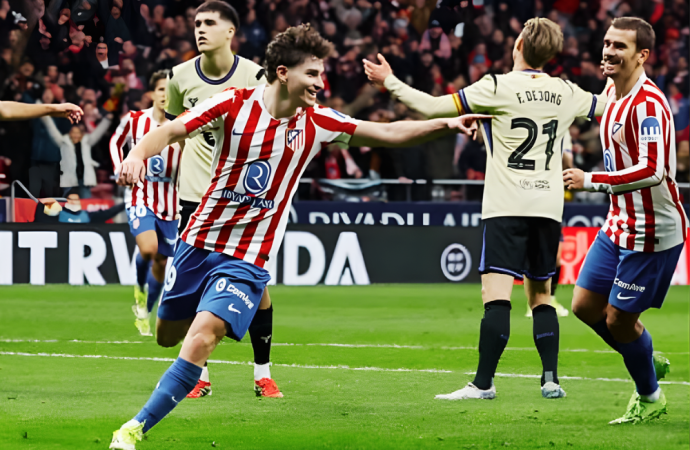 স্প্যানিশ লা লিগার শীর্ষস্থান ধরে রাখার লড়াইয়ে আজ দিবাগত রাত ১টায় অ্যাটলেটিকো মাদ্রিদের ঘরের মাঠ মেট্রোপলিটানো স্টেডিয়ামে আতিথ্য নেবে জাভি হার্নান্দেজের বার্সেলোনা