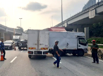 যুক্তরাষ্ট্রের নিউইয়র্কে এক ভয়াবহ সড়ক দুর্ঘটনায় তিন বাংলাদেশিসহ মোট ৪ জন নিহত হয়েছেন। স্থানীয় সময় মঙ্গলবার রাতে একটি দ্রুতগামী ট্রাকের সাথে তাদের ব্যক্তিগত গাড়ির সংঘর্ষে এই দুর্ঘটনা ঘটে।