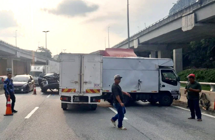 যুক্তরাষ্ট্রের নিউইয়র্কে এক ভয়াবহ সড়ক দুর্ঘটনায় তিন বাংলাদেশিসহ মোট ৪ জন নিহত হয়েছেন। স্থানীয় সময় মঙ্গলবার রাতে একটি দ্রুতগামী ট্রাকের সাথে তাদের ব্যক্তিগত গাড়ির সংঘর্ষে এই দুর্ঘটনা ঘটে।