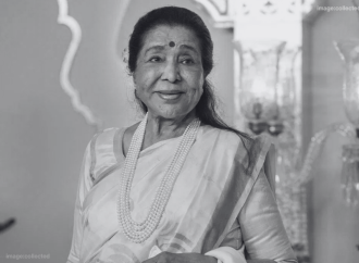 ভারতীয় চলচ্চিত্রের কিংবদন্তি সঙ্গীতশিল্পী আশা ভোঁসলে বার্ধক্যজনিত ও হৃদরোগে আক্রান্ত হয়ে আজ রবিবার দুপুরে মুম্বাইয়ের একটি হাসপাতালে ৯২ বছর বয়সে শেষ নিঃশ্বাস ত্যাগ করেছেন।