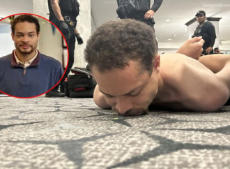 হোয়াইট হাউস করেসপন্ডেন্ট ডিনার অনুষ্ঠানে গুলির ঘটনার সন্দেহভাজন হিসেবে দক্ষিণ ক্যালিফোর্নিয়ার ৩১ বছর বয়সী শিক্ষক ও ভিডিও গেম ডেভেলপার কোল টমাস অ্যালেনকে আটক করেছে পুলিশ।