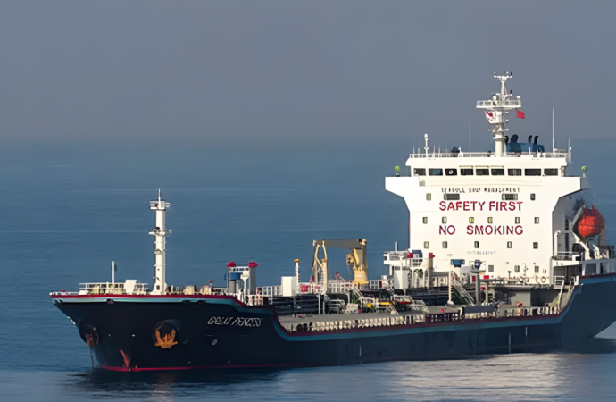 চট্টগ্রাম বন্দরে ৩৪ হাজার মেট্রিক টন জেট ফুয়েল বা বিমানের জ্বালানি নিয়ে পৌঁছেছে চীনের পতাকাবাহী বড় জাহাজ ‘শিং তং ৭৯৯’।