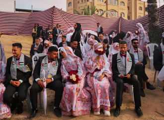 দুই বছরেরও বেশি সময় ধরে চলা ভয়াবহ যুদ্ধের ধ্বংসস্তূপের মাঝেই নতুন জীবনের স্বপ্ন বুনছেন গাজার তরুণ-তরুণীরা।