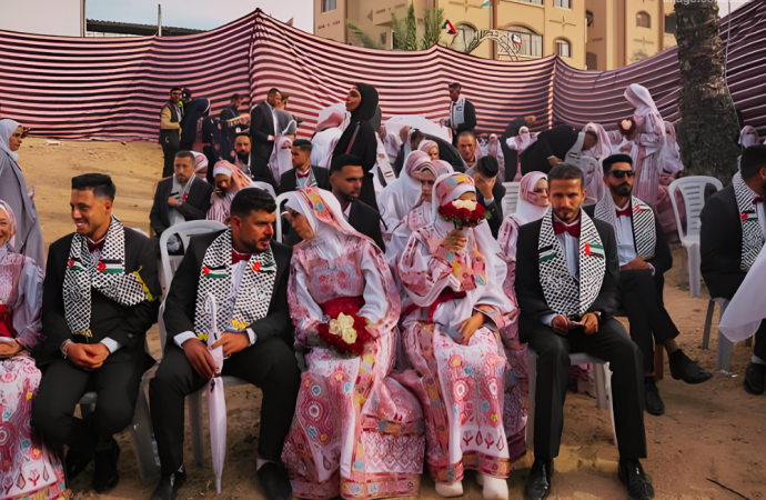 দুই বছরেরও বেশি সময় ধরে চলা ভয়াবহ যুদ্ধের ধ্বংসস্তূপের মাঝেই নতুন জীবনের স্বপ্ন বুনছেন গাজার তরুণ-তরুণীরা।