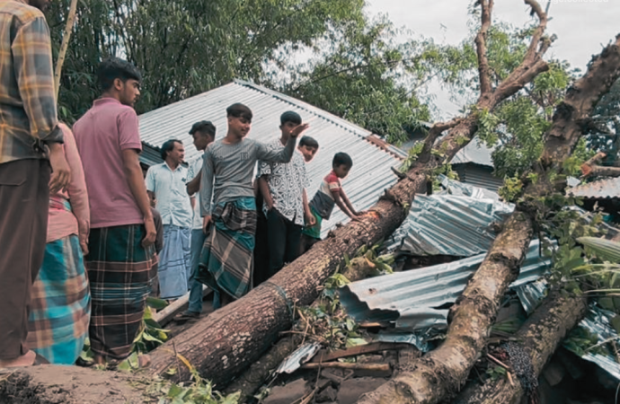 জামালপুরের মেলান্দহ উপজেলায় বৈশাখী ঝড়ের তাণ্ডবে গাছ চাপা পড়ে মা ও দুই মেয়ের মর্মান্তিক মৃত্যু হয়েছে।