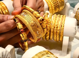 দেশের বাজারে আবারও স্বর্ণের দাম কমানোর ঘোষণা দিয়েছে বাংলাদেশ জুয়েলার্স সমিতি (বাজুস)।