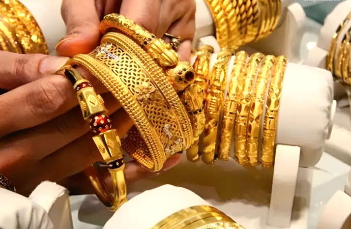 দেশের বাজারে আবারও স্বর্ণের দাম কমানোর ঘোষণা দিয়েছে বাংলাদেশ জুয়েলার্স সমিতি (বাজুস)।