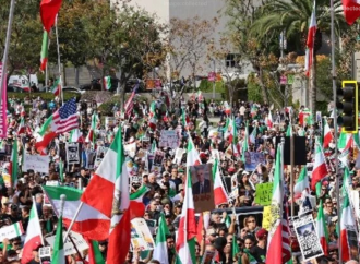 মধ্যপ্রাচ্যে ক্রমবর্ধমান উত্তেজনা এবং পশ্চিমা দেশগুলোর একের পর এক অবরোধের মুখে সরকারের প্রতি অকুণ্ঠ সমর্থন জানাতে তেহরানের রাস্তায় নেমেছে হাজার হাজার সাধারণ মানুষ।