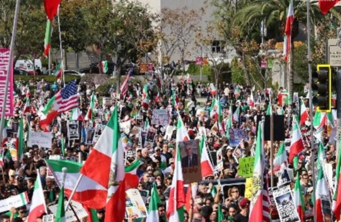 মধ্যপ্রাচ্যে ক্রমবর্ধমান উত্তেজনা এবং পশ্চিমা দেশগুলোর একের পর এক অবরোধের মুখে সরকারের প্রতি অকুণ্ঠ সমর্থন জানাতে তেহরানের রাস্তায় নেমেছে হাজার হাজার সাধারণ মানুষ।