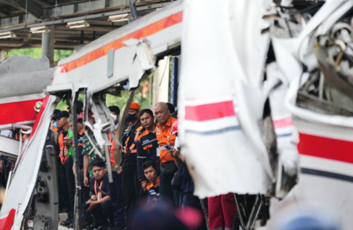 ইন্দোনেশিয়ার রাজধানী জাকার্তার নিকটবর্তী বেকাসি শহরে দুটি ট্রেনের মুখোমুখি সংঘর্ষে অন্তত ১৪ জন নিহত এবং ৮৪ জন আহত হয়েছেন।