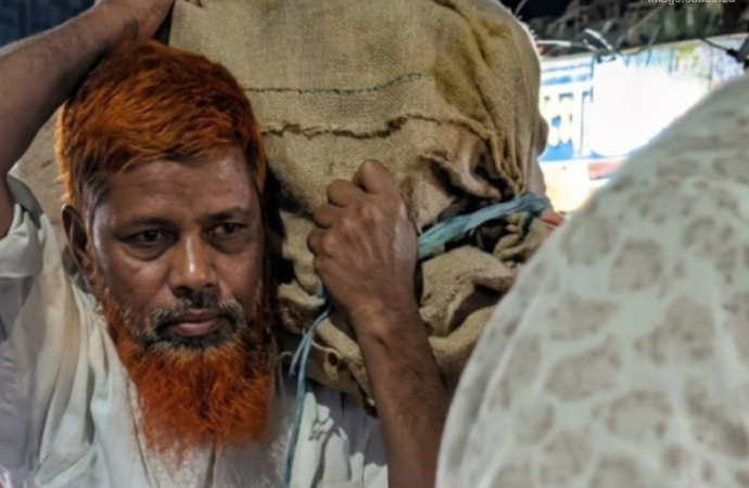 নরসিংদীর শিবপুর উপজেলায় ঢাকা-সিলেট মহাসড়কের পাশ থেকে পরিত্যক্ত অবস্থায় কুড়িয়ে পাওয়া এসএসসি ভোকেশনাল পরীক্ষার ২৬৮টি উত্তরপত্র অক্ষত অবস্থায় থানায় জমা দেওয়া হয়েছে।