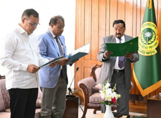 শেরপুর-৩ আসন থেকে বিজয়ী মাহমুদুল হক রুবেল এবং বগুড়া-৬ আসনের উপনির্বাচনে জয়ী রেজাউল করিম বাদশাকে আজ দুপুরে জাতীয় সংসদ ভবনে শপথবাক্য পাঠ করিয়েছেন স্পিকার হাফিজ উদ্দিন আহমদ।