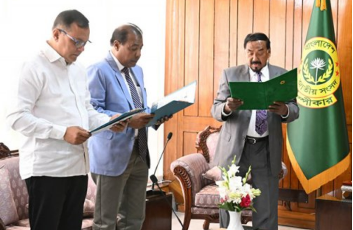 শেরপুর-৩ আসন থেকে বিজয়ী মাহমুদুল হক রুবেল এবং বগুড়া-৬ আসনের উপনির্বাচনে জয়ী রেজাউল করিম বাদশাকে আজ দুপুরে জাতীয় সংসদ ভবনে শপথবাক্য পাঠ করিয়েছেন স্পিকার হাফিজ উদ্দিন আহমদ।