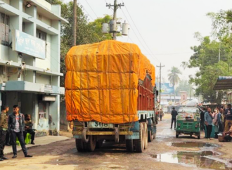 দীর্ঘ চার বছর বন্ধ থাকার পর ভারত সরকারের নিষেধাজ্ঞা প্রত্যাহারের মাধ্যমে আজ দিনাজপুরের হিলি স্থলবন্দর দিয়ে পুনরায় দেশে গম আমদানি কার্যক্রম শুরু হয়েছে।