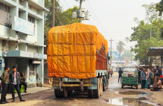 দীর্ঘ চার বছর বন্ধ থাকার পর ভারত সরকারের নিষেধাজ্ঞা প্রত্যাহারের মাধ্যমে আজ দিনাজপুরের হিলি স্থলবন্দর দিয়ে পুনরায় দেশে গম আমদানি কার্যক্রম শুরু হয়েছে।