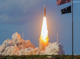 দীর্ঘ ৫৪ বছর পর আবারও চাঁদের অভিমুখে চার নভোচারীকে নিয়ে সফলভাবে মহাকাশে পাড়ি জমিয়েছে নাসার শক্তিশালী রকেট ‘আর্টেমিস-২’।