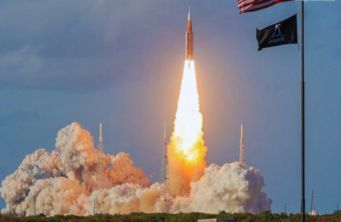 দীর্ঘ ৫৪ বছর পর আবারও চাঁদের অভিমুখে চার নভোচারীকে নিয়ে সফলভাবে মহাকাশে পাড়ি জমিয়েছে নাসার শক্তিশালী রকেট ‘আর্টেমিস-২’।