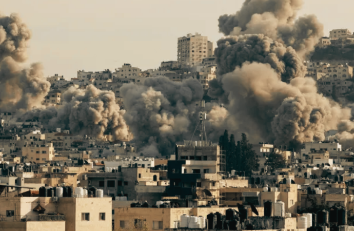 ইসরায়েলি ডিফেন্স ফোর্সেস (আইডিএফ) দাবি করেছে যে, পশ্চিম তীরের তুলকারেম ক্যাম্পে একটি বিশেষ অভিযান চালিয়ে তারা বিপুল পরিমাণ বিস্ফোরকসহ একটি শক্তিশালী বোমা তৈরির ল্যাব সম্পূর্ণ ধ্বংস করে দিয়েছে।