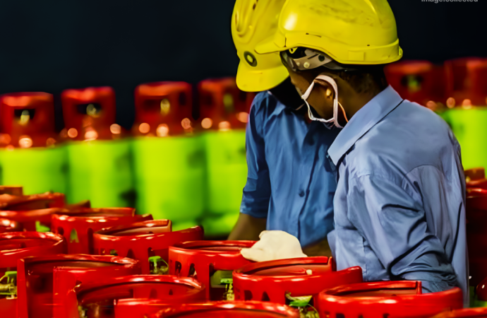 ভোক্তা পর্যায়ে ১২ কেজি এলপিজি সিলিন্ডারের দাম ১,৩৪১ টাকা থেকে ৩৮৭ টাকা বাড়িয়ে ১,৭২৮ টাকা নির্ধারণ করেছে বিইআরসি; যা আজ সন্ধ্যা থেকেই কার্যকর হবে