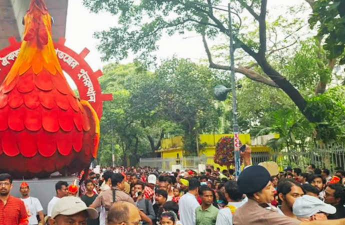 পহেলা বৈশাখ উপলক্ষে ঢাকা বিশ্ববিদ্যালয়ের চারুকলা অনুষদ থেকে বর্ণিল আয়োজনে বের করা হয়েছে মঙ্গল শোভাযাত্রা, যেখানে অশুভ শক্তির বিনাশ ও সুন্দর আগামীর বার্তা দেওয়া হয়।