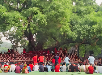 ‘জাগো আলোক-লগনে’ গানের মধ্য দিয়ে রমনা বটমূলে প্রায় ২০০ শিল্পীর অংশগ্রহণে অনুষ্ঠিত হয়েছে ছায়ানটের ঐতিহ্যবাহী বর্ষবরণ অনুষ্ঠান।