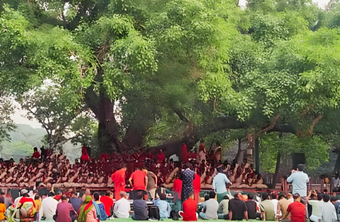 ‘জাগো আলোক-লগনে’ গানের মধ্য দিয়ে রমনা বটমূলে প্রায় ২০০ শিল্পীর অংশগ্রহণে অনুষ্ঠিত হয়েছে ছায়ানটের ঐতিহ্যবাহী বর্ষবরণ অনুষ্ঠান।