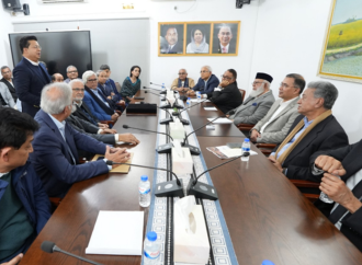 দেশের সামগ্রিক ব্যবসা ও বিনিয়োগ পরিবেশকে গতিশীল করতে আজ সচিবালয়ে প্রধানমন্ত্রী তারেক রহমানের সঙ্গে তিন ধাপে গুরুত্বপূর্ণ বৈঠক করেছেন দেশের শীর্ষ ১৫ জন ব্যবসায়ী প্রতিনিধি।