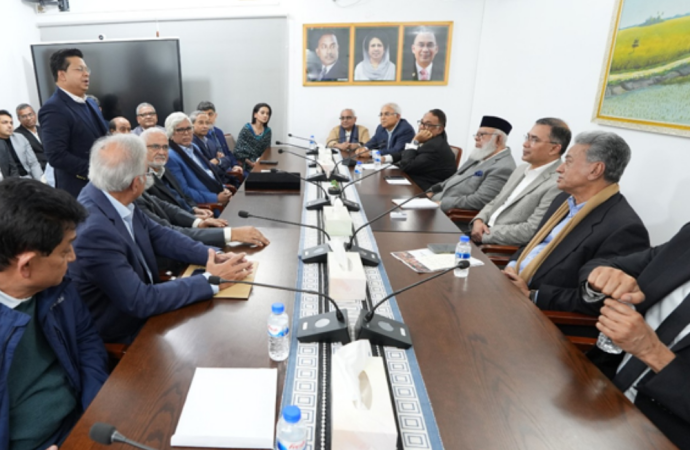 দেশের সামগ্রিক ব্যবসা ও বিনিয়োগ পরিবেশকে গতিশীল করতে আজ সচিবালয়ে প্রধানমন্ত্রী তারেক রহমানের সঙ্গে তিন ধাপে গুরুত্বপূর্ণ বৈঠক করেছেন দেশের শীর্ষ ১৫ জন ব্যবসায়ী প্রতিনিধি।