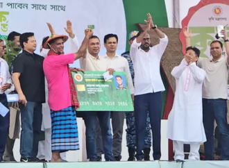 নতুন বাংলা বছর ১৪৩৩-এর প্রথম দিনে টাঙ্গাইলের শহীদ মারুফ স্টেডিয়ামে ‘কৃষক কার্ড’ ও গাছের চারা বিতরণের মাধ্যমে সরকারের নতুন একটি জনকল্যাণমূলক প্রকল্পের উদ্বোধন করেছেন প্রধানমন্ত্রী তারেক রহমান।