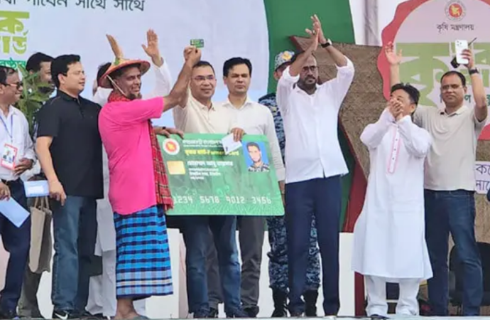 নতুন বাংলা বছর ১৪৩৩-এর প্রথম দিনে টাঙ্গাইলের শহীদ মারুফ স্টেডিয়ামে ‘কৃষক কার্ড’ ও গাছের চারা বিতরণের মাধ্যমে সরকারের নতুন একটি জনকল্যাণমূলক প্রকল্পের উদ্বোধন করেছেন প্রধানমন্ত্রী তারেক রহমান।