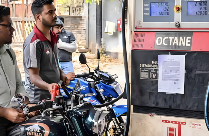 ইরান ও ইসরায়েলের মধ্যকার চলমান যুদ্ধের প্রভাবে বিশ্ববাজারে জ্বালানি তেলের সংকট দেখা দেওয়ায় ‘দ্য ইনডিপেনডেন্ট’ তাদের প্রতিবেদনে বাংলাদেশকে বিশ্বের প্রথম তেল-শূন্য হতে যাওয়া দেশ হিসেবে চিহ্নিত করেছে