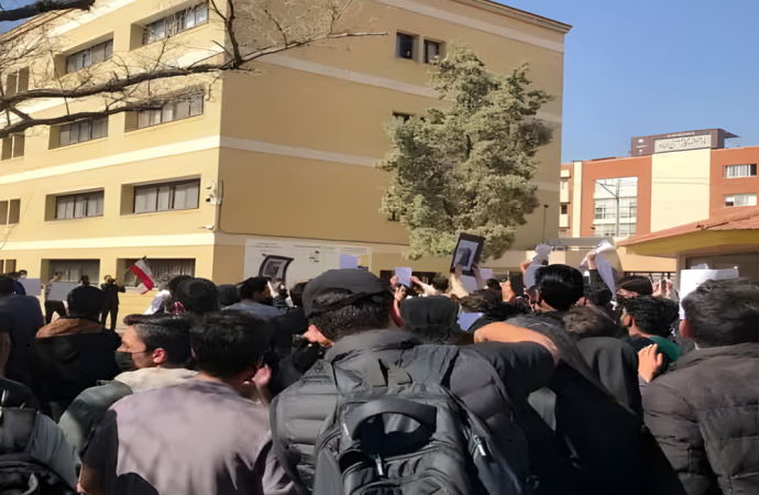 ইরানের সকল বিশ্ববিদ্যালয়ে সশরীরে পাঠদান বন্ধ ঘোষণা করে অনলাইনের মাধ্যমে শিক্ষা কার্যক্রম চালুর নির্দেশ