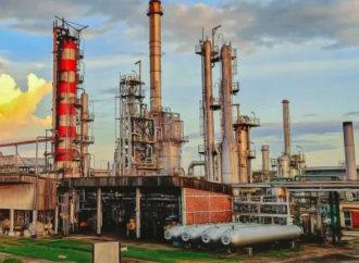 প্রয়োজনীয় অপরিশোধিত তেল বা ক্রুড অয়েলের তীব্র সংকটের কারণে দেশের একমাত্র রাষ্ট্রীয় তেল শোধনাগার ‘ইস্টার্ন রিফাইনারি লিমিটেড’-এর পরিশোধন কার্যক্রম সাময়িকভাবে বন্ধ ঘোষণা করা হয়েছে।