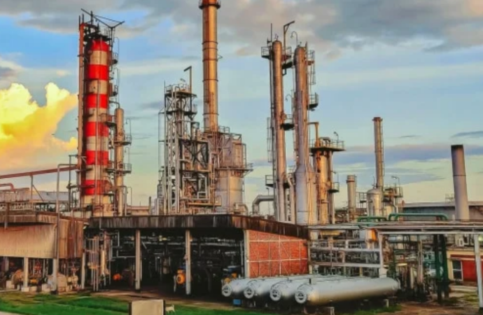 প্রয়োজনীয় অপরিশোধিত তেল বা ক্রুড অয়েলের তীব্র সংকটের কারণে দেশের একমাত্র রাষ্ট্রীয় তেল শোধনাগার ‘ইস্টার্ন রিফাইনারি লিমিটেড’-এর পরিশোধন কার্যক্রম সাময়িকভাবে বন্ধ ঘোষণা করা হয়েছে।