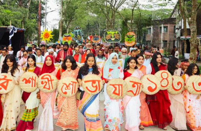 নতুন আশা আর রঙিন স্বপ্ন নিয়ে আজ মঙ্গলবার (১৪ এপ্রিল, ২০২৬) সারাদেশে নানা ঐতিহ্যবাহী ও সাংস্কৃতিক অনুষ্ঠানের মধ্য দিয়ে আনন্দঘন পরিবেশে বরণ করে নেওয়া হচ্ছে বাংলা নববর্ষ ১৪৩৩-কে।নতুন আশা আর রঙিন স্বপ্ন নিয়ে আজ মঙ্গলবার (১৪ এপ্রিল, ২০২৬) সারাদেশে নানা ঐতিহ্যবাহী ও সাংস্কৃতিক অনুষ্ঠানের মধ্য দিয়ে আনন্দঘন পরিবেশে বরণ করে নেওয়া হচ্ছে বাংলা নববর্ষ ১৪৩৩-কে।