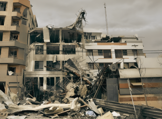 ইরানের রাজধানী তেহরানে গত এক মাসের টানা হামলায় প্রায় ৩৩ হাজার ঘরবাড়ি আংশিক বা সম্পূর্ণ ক্ষতিগ্রস্ত হয়েছে, যার ফলে হাজার হাজার পরিবার এখন গৃহহীন অবস্থায় মানবেতর জীবনযাপন করছে