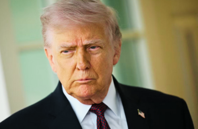 ইরান যুদ্ধের একপেশে কভারেজ এবং নিজের মানসিক স্বাস্থ্য নিয়ে প্রশ্ন তোলায় প্রভাবশালী সংবাদমাধ্যম নিউ ইয়র্ক টাইমসের বিরুদ্ধে ‘ট্রুথ সোশ্যালে’ তীব্র ক্ষোভ ও সমালোচনা প্রকাশ করেছেন মার্কিন প্রেসিডেন্ট ডোনাল্ড ট্রাম্প।