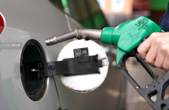 তীব্র অর্থনৈতিক সংকট ও বিশ্ববাজারে তেলের দাম বৃদ্ধির দোহাই দিয়ে পাকিস্তান সরকার দেশটিতে জ্বালানি তেলের দাম এক লাফে ৪৩ শতাংশ পর্যন্ত বাড়িয়েছে