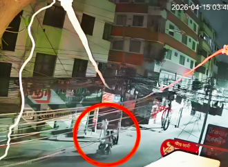 রাজধানীর মোহাম্মদপুরের নূরজাহান রোডে জুলাই জাদুঘরের ফটোগ্রাফার সাঈদ হাসান তানিমকে চাপাতি দিয়ে আঘাত করে মোবাইল, ক্যামেরা ও ল্যাপটপসহ প্রায় ১০ লাখ টাকার মালামাল ছিনিয়ে নিয়েছে দুর্বৃত্তরা।