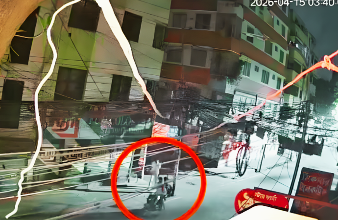 রাজধানীর মোহাম্মদপুরের নূরজাহান রোডে জুলাই জাদুঘরের ফটোগ্রাফার সাঈদ হাসান তানিমকে চাপাতি দিয়ে আঘাত করে মোবাইল, ক্যামেরা ও ল্যাপটপসহ প্রায় ১০ লাখ টাকার মালামাল ছিনিয়ে নিয়েছে দুর্বৃত্তরা।