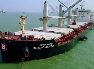 যুক্তরাষ্ট্র ও ইরানের মধ্যকার চলমান চরম উত্তেজনার প্রভাবে কৌশলগতভাবে গুরুত্বপূর্ণ হরমুজ প্রণালি পার হওয়ার অনুমতি না পাওয়ায় মাঝ সমুদ্রে আটকা পড়েছে বাংলাদেশি জাহাজ ‘বাংলার জয়যাত্রা’