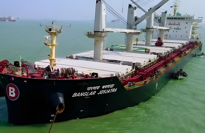 যুক্তরাষ্ট্র ও ইরানের মধ্যকার চলমান চরম উত্তেজনার প্রভাবে কৌশলগতভাবে গুরুত্বপূর্ণ হরমুজ প্রণালি পার হওয়ার অনুমতি না পাওয়ায় মাঝ সমুদ্রে আটকা পড়েছে বাংলাদেশি জাহাজ ‘বাংলার জয়যাত্রা’