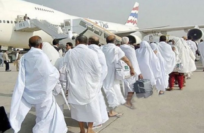 পবিত্র হজ পালনের উদ্দেশ্যে ৪১৯ জন হজযাত্রী নিয়ে আগামীকাল শুক্রবার (১৭ এপ্রিল, ২০২৬) দিবাগত রাতে ঢাকা থেকে সৌদি আরবের জেদ্দার উদ্দেশ্যে প্রথম ফ্লাইটটি উড্ডয়ন করবে।