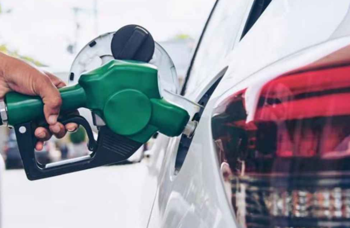 আন্তর্জাতিক বাজারের সঙ্গে সামঞ্জস্য রেখে সরকার ভোক্তাপর্যায়ে জ্বালানি তেলের নতুন দাম নির্ধারণ করেছে, যেখানে লিটারপ্রতি দাম বেড়েছে ১৫ থেকে ২০ টাকা পর্যন্ত।