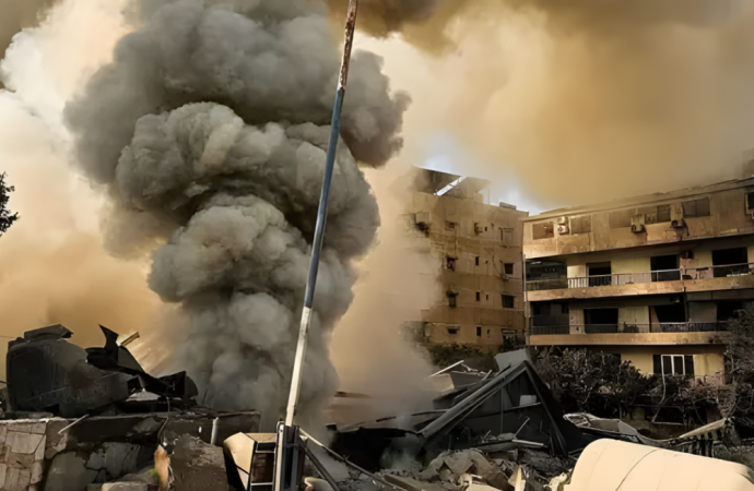 হরমুজ প্রণালিতে ইরানের নিয়ন্ত্রণ এবং প্রেসিডেন্ট ট্রাম্পের কঠোর সামরিক হুঁশিয়ারির ফলে দুই দেশের মধ্যকার সাময়িক যুদ্ধবিরতি যেকোনো সময় ভেঙে পড়ার আশঙ্কা তৈরি হয়েছে।