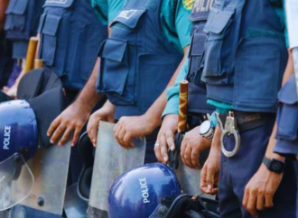 নতুন ইউনিফর্ম বাদ দিয়ে আবারও পুরনো পোশাকেই ফিরছে বাংলাদেশ পুলিশ