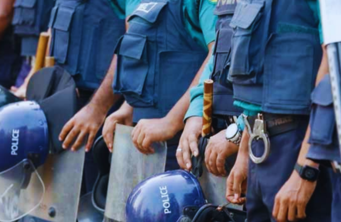 নতুন ইউনিফর্ম বাদ দিয়ে আবারও পুরনো পোশাকেই ফিরছে বাংলাদেশ পুলিশ