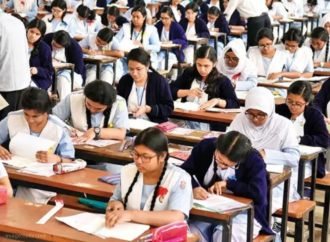 আজ মঙ্গলবার সকাল ১০টা থেকে সারাদেশে একযোগে শুরু হয়েছে ২০২৬ সালের এসএসসি ও সমমানের পরীক্ষা। প্রথম দিনে বাংলা প্রথম পত্র পরীক্ষায় অংশ নিচ্ছে ১৮ লাখ ৫৭ হাজারেরও বেশি শিক্ষার্থী।