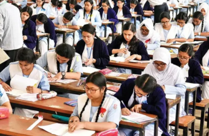 আজ মঙ্গলবার সকাল ১০টা থেকে সারাদেশে একযোগে শুরু হয়েছে ২০২৬ সালের এসএসসি ও সমমানের পরীক্ষা। প্রথম দিনে বাংলা প্রথম পত্র পরীক্ষায় অংশ নিচ্ছে ১৮ লাখ ৫৭ হাজারেরও বেশি শিক্ষার্থী।